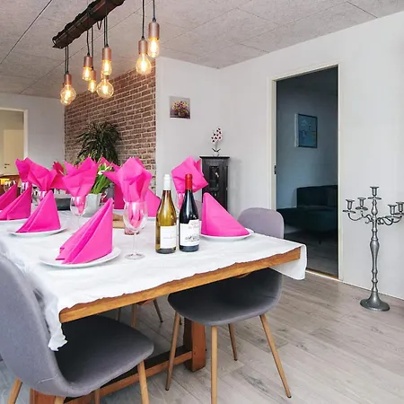 Luxury Retreat In - By Traum بيت للعطل *